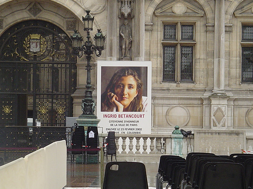 Ingrid Betancourt en el Ayuntamiento de París